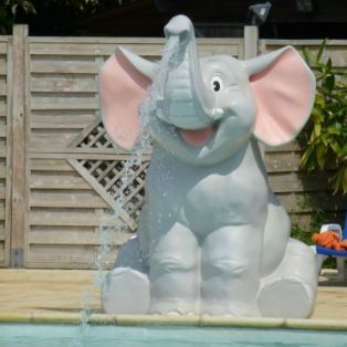 Éléphant avec jets d'eau 